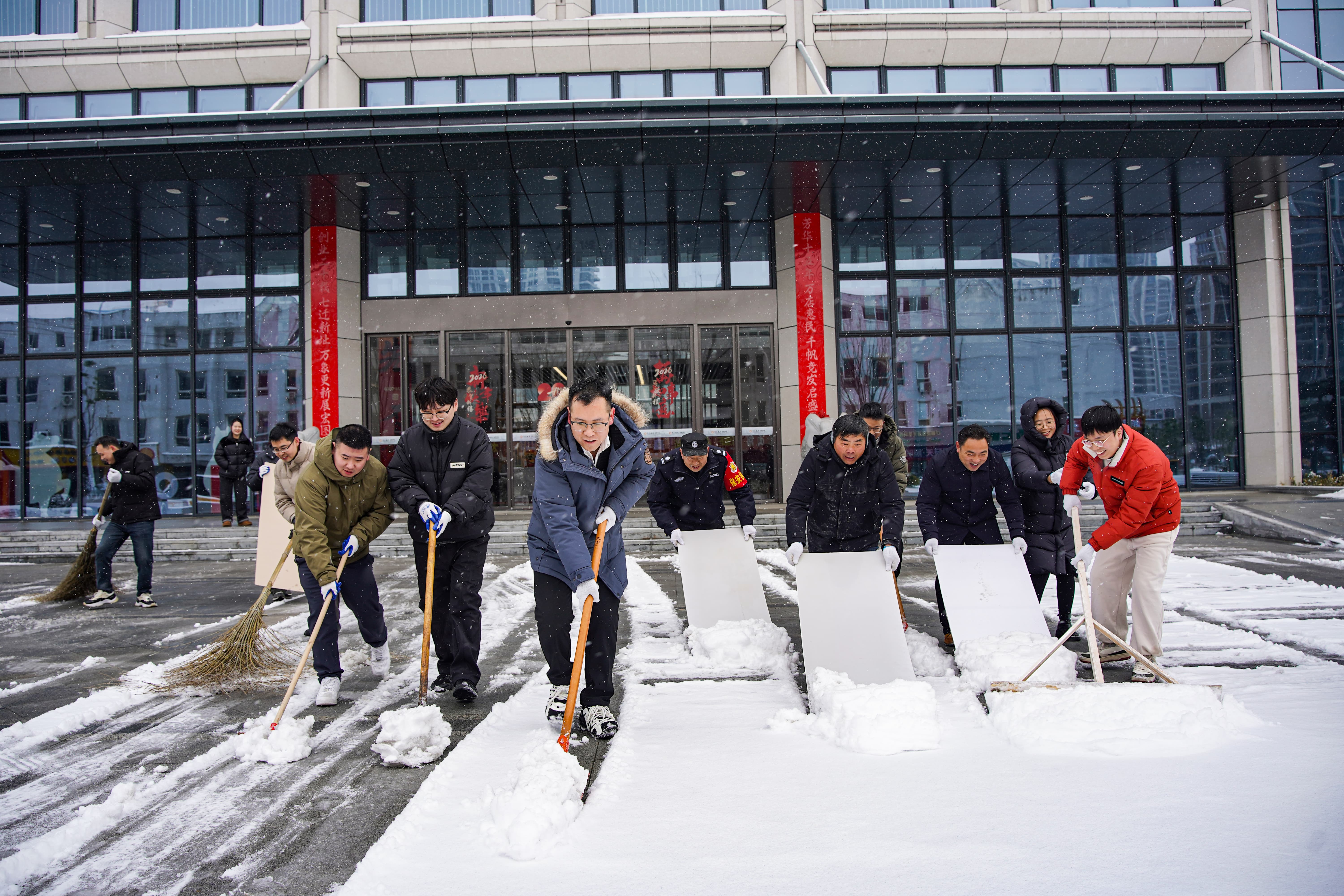 迎寒而上，行动照初心！6686体育网页登录党员先锋开展园区除雪行动